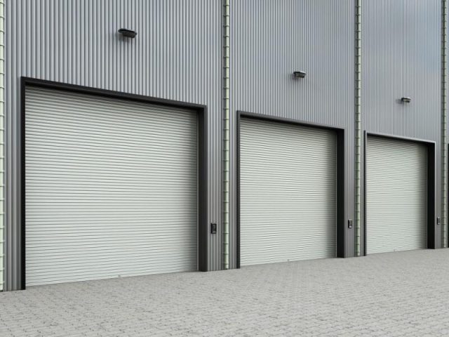 Bramy przemysłowe – bezpieczeństwo i efektywność w halach produkcyjnych